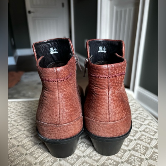 ECCO Women's Skyler Side Zip Ankle Bootie-Gently Worn! - Picture 3 of 4